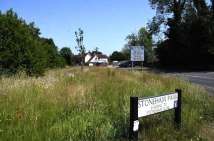 Wonderful long grassland on the verge by Stoneham Park.